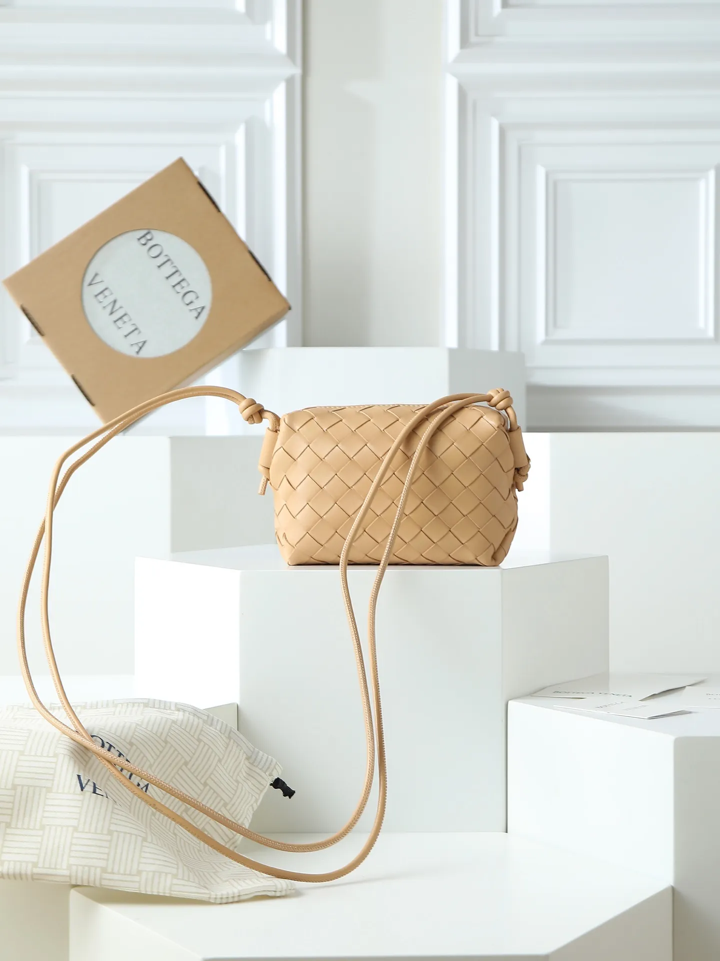 Batch 1300. 𝗕𝗼𝘁𝘁𝗲𝗴𝗮 𝗩𝗲𝗻𝗲𝘁𝗮———— The latest version of the loop camera bag💥 at the BV King of Cost-Effectiveness counter, large woven texture➕As always, ultra-high-quality lambskin, with zippers and adjustable drawstrings, it is especially suitable for the belly💫It can fit anything, and it is very light in weight. It is suitable for girls of all ages. Size: 17*10*6 Style number: 680254